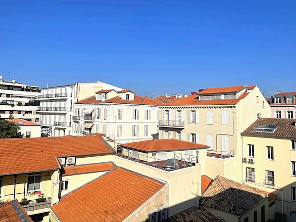 A cluster of buildings with red-tiled roofs and white facades, typical of Mediterranean architecture. - Sunny 1 Bedroom Rue Commandant André (Cannes)