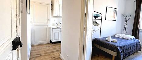 1 bedroom, desk, internet, bed sheets