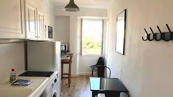 Frigorífic, microones, forn i placa de cuina