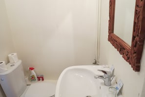 Douche, articles de toilette gratuits, sĂšche-cheveux