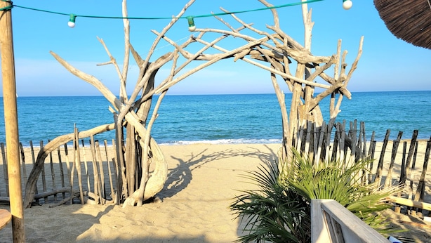 A wooden archway leading to a sandy beach with a clear view of the ocean. - Vacation home 2 bedrooms, inner courtyard, seaside, 5 places max WiFi parking (Torreilles)