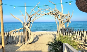 A wooden archway leading to a sandy beach with a clear view of the ocean. - Vacation home 2 bedrooms, inner courtyard, seaside, 5 places max WiFi parking (Torreilles)