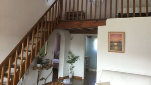 Un escalier avec des rampes en bois menant à un niveau supérieur.