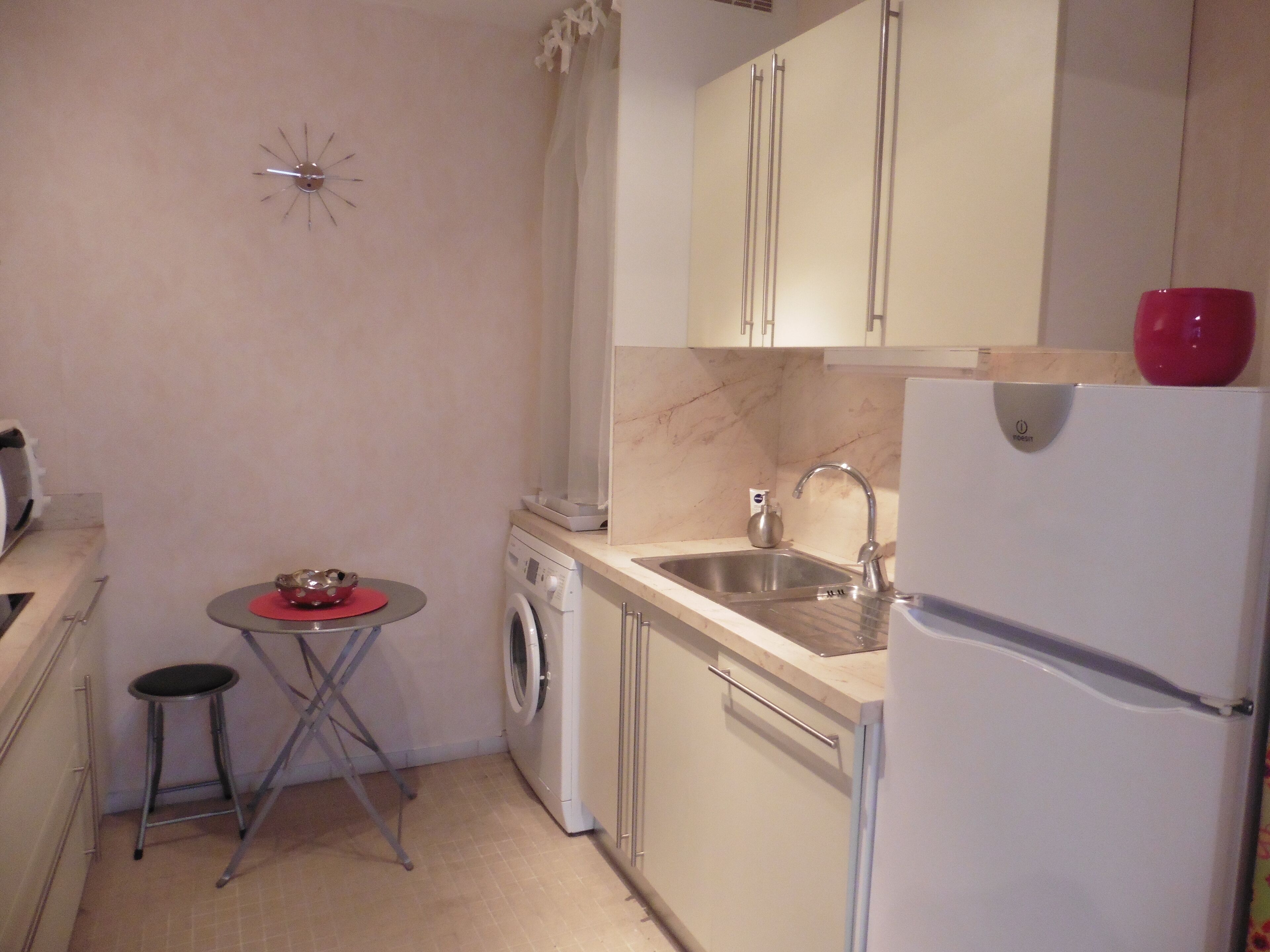 Quiet downtown apartment +/- garage