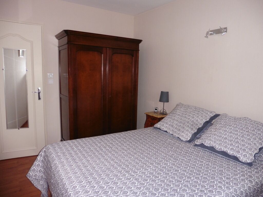 Quiet downtown apartment +/- garage