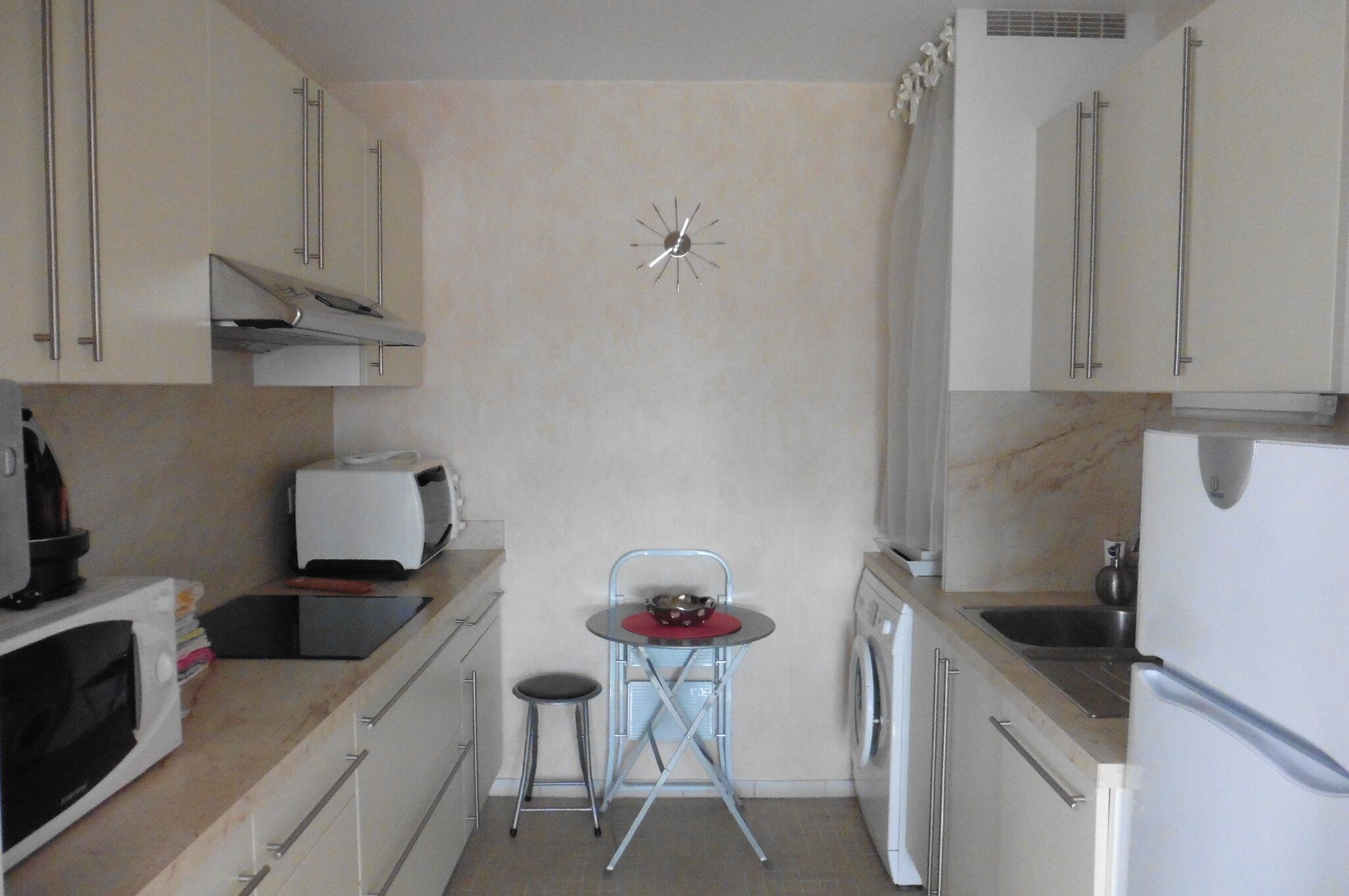 Quiet downtown apartment +/- garage