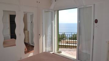 4 slaapkamers, een strijkplank/strijkijzer, reisbedje, gratis wifi