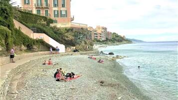 Una spiaggia nelle vicinanze, lettini da mare