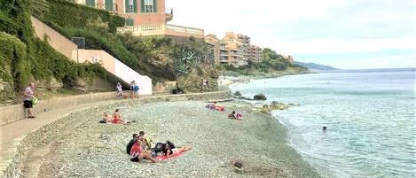 Perto da praia, espreguiçadeiras