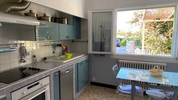 Een koelkast, een microgolfoven, een oven, een kookplaat