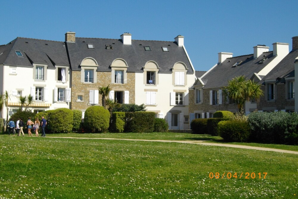 APARTMENT SEASIDE WITH SWIMMING POOL