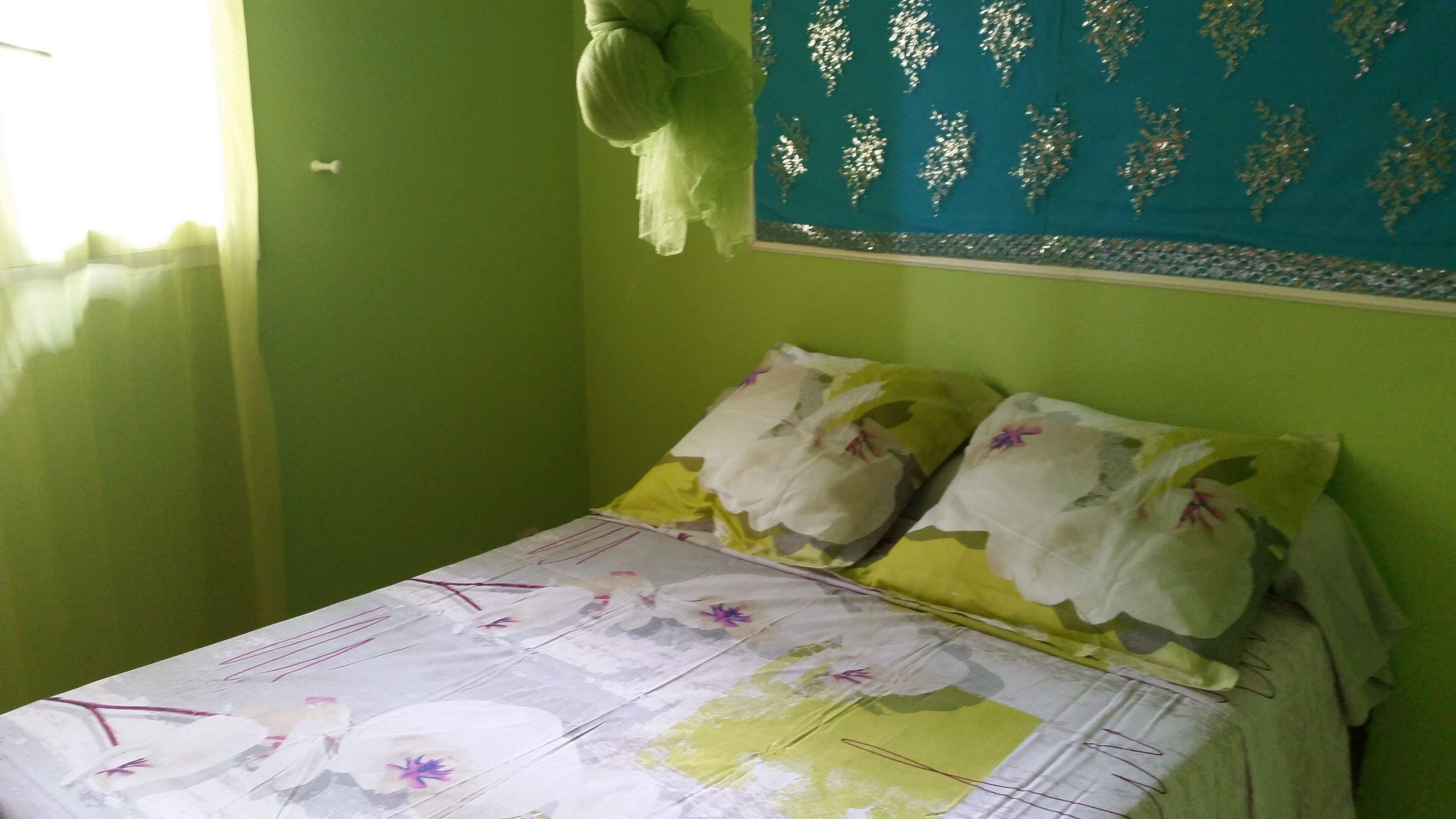 4 makuuhuonetta, silitysrauta/-lauta, ilmainen Wi-Fi, vuodevaatteet