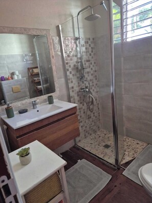 Douche, serviettes fournies, savon, papier toilette