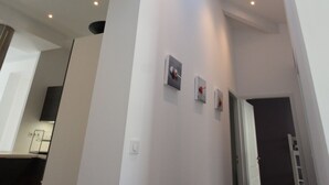 Een modern interieur met dakramen, een hal en een deur naar een andere kamer.