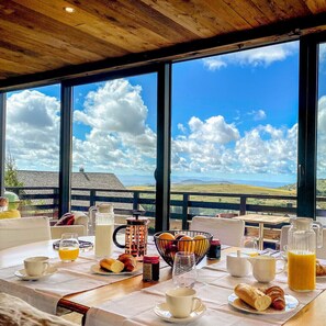 Outdoor dining - Chalet Lanorak Super Besse center 4/10 people, exceptional view of Lake and Slopes. (Besse-et-Saint-Anastaise)