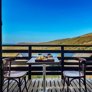Outdoor dining - Chalet Lanorak Super Besse center 4/10 people, exceptional view of Lake and Slopes. (Besse-et-Saint-Anastaise)