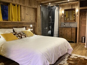 4 bedrooms, iron/ironing board, WiFi