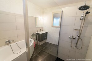 Baignoire, sèche-cheveux, serviettes fournies