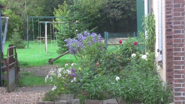 A garden with a swing set, a concrete pathway, and flower beds. - RESTORED FARM LAND LEISURE & SON IN QUIET AT THE EDGE BRAYE (Savigny-Sur-Braye)