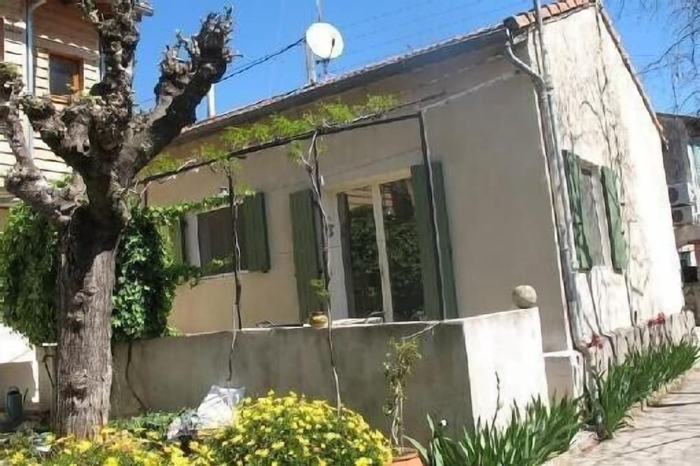 House with shaded terrace and optional spa in NÎMES