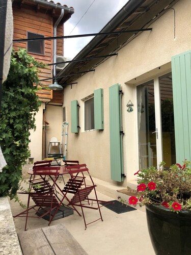 Mazet climatisé avec  terrasse ombragée et spa (en option) à NÎMES