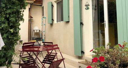 House with shaded terrace and optional spa in NÎMES