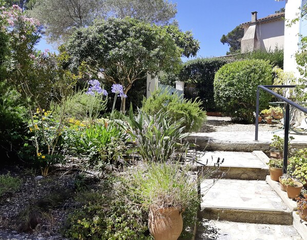 A garden with stone steps leading up to a house. - CHARMING, QUIET house in Le Brusc right next to the sea and shops (Six-Fours-Les-Plages)