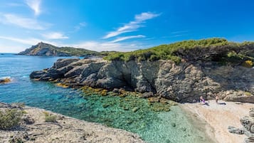 Una spiaggia nelle vicinanze