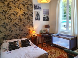 3 habitaciones, tabla de planchar con plancha, cuna de viaje y wifi 