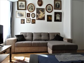 Télévision, livres, espaces bureaux