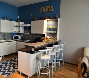 Réfrigérateur, four à micro-ondes, un four, surface de cuisson