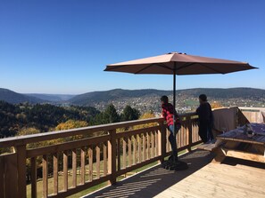 Outdoor dining - Great comfort, quiet, lake view, nature, wifi, sauna, billiards, close to ski slopes, charging station. (Gérardmer)