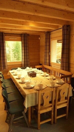 Dining - Great comfort, quiet, lake view, nature, wifi, sauna, billiards, close to ski slopes, charging station. (Gérardmer)
