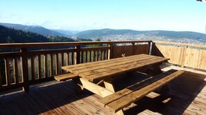 Outdoor dining - Great comfort, quiet, lake view, nature, wifi, sauna, billiards, close to ski slopes, charging station. (Gérardmer)