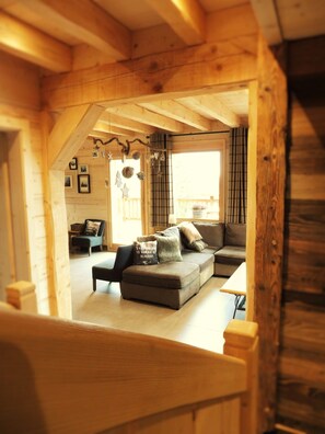 テレビ、暖炉、DVD プレーヤー、書庫