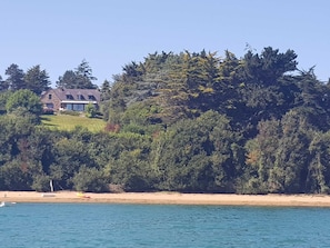 Beach nearby - Beach view villa at the end of the garden covered swimming pool heated all year round (Lanmodez)