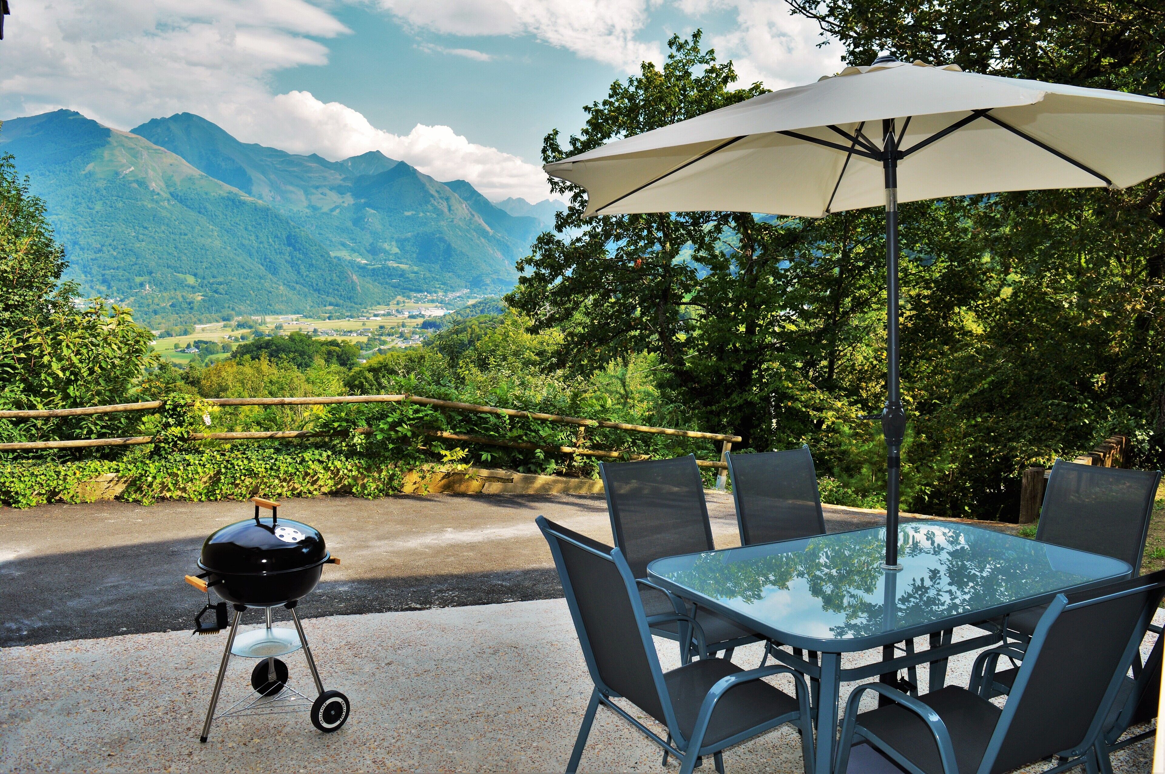 Quiet apartment overlooking the mountains
