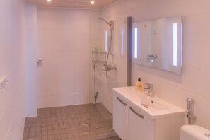Appartement, 2 slaapkamers | Badkamer | Een douche, gratis toiletartikelen, een haardroger, een bidet