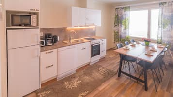 Apartment, 2 Bedrooms | Private kitchen