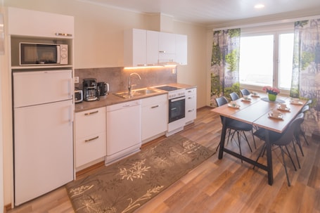 Apartment, 2 Bedrooms | Private kitchen | Full-size fridge, microwave, oven, stovetop