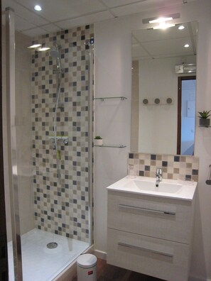 Shower, hair dryer, toilet paper - 3 minutes from the beach, GRD STANDING apartment, veranda, terrace, parking (PERROS GUIREC)