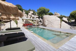 Outdoor pool - Magnificent luxury villa with mirror pool. (Albitreccia)