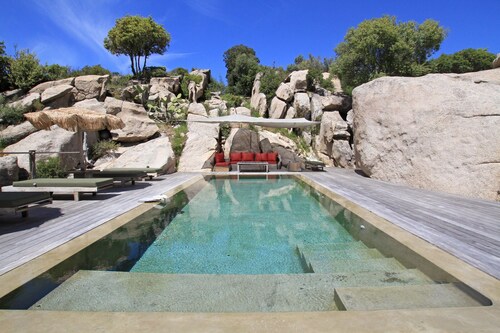 Magnifique villa ,  avec sublime piscine miroir,  à 2 minutes plage d'Agosta 
