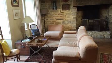 Smart-tv, een open haard, een dvd-speler en tafelvoetbal