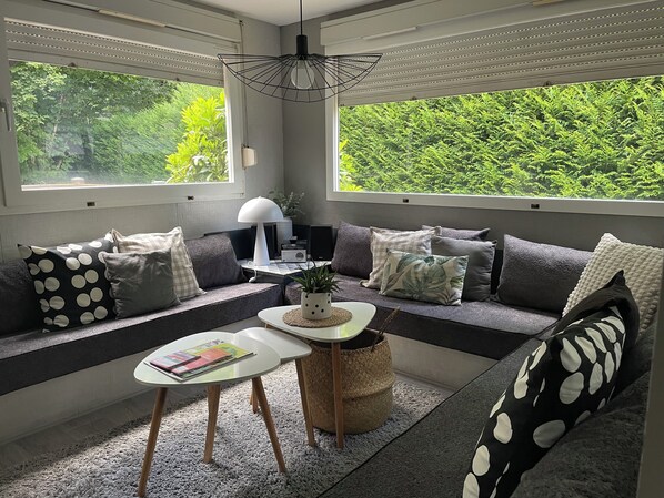 Cheminée, livres, chaîne hi-fi