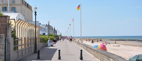 بالقرب من الشاطئ