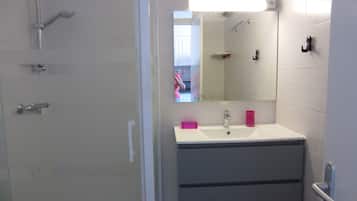 Douche, sèche-cheveux, papier toilette