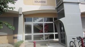 Un bâtiment sur lequel on peut lire l’inscription « SOLAREN ».