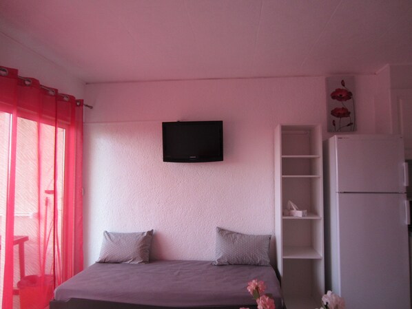 1 chambre, fer et planche à repasser, Wi-Fi gratuit, draps fournis