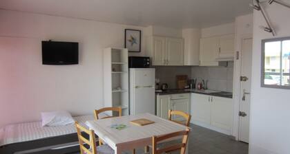 TOUT PRES DE LA PLAGE pour 2 ou couple avec enfants en bas Ăąge